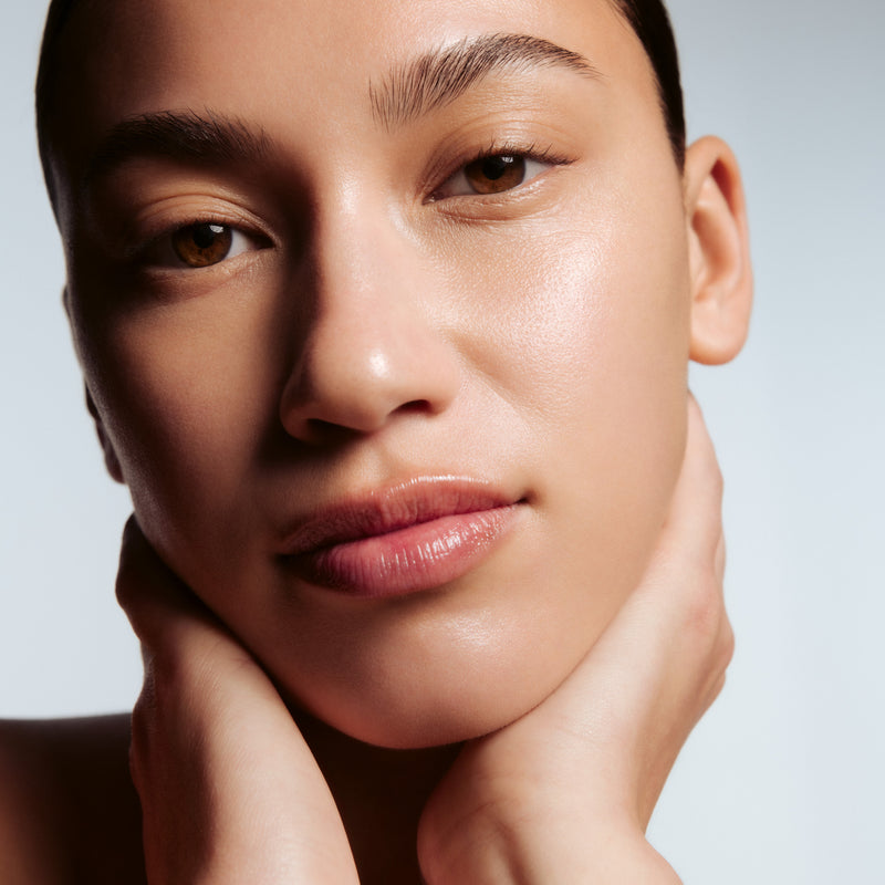 3 The Brilliance Tinted Serum Model Image 9