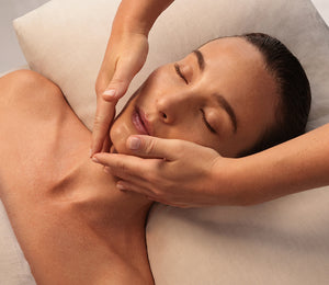 client having face lymphatic massage